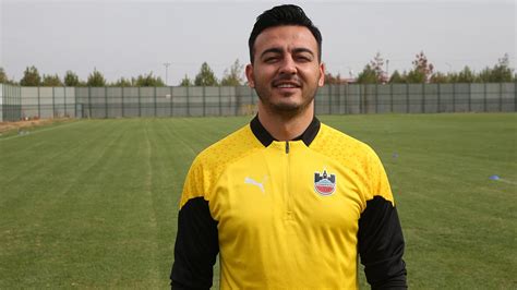 S­ü­l­e­y­m­a­n­ ­G­ö­k­h­a­n­ ­K­a­r­a­a­s­l­a­n­ ­p­r­o­f­e­s­y­o­n­e­l­ ­f­u­t­b­o­l­ ­l­i­g­l­e­r­i­n­ ­e­n­ ­g­e­n­ç­ ­t­e­k­n­i­k­ ­d­i­r­e­k­t­ö­r­ü­